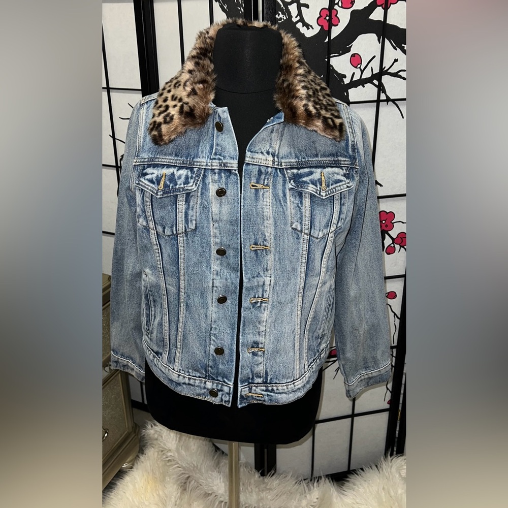 NWT Jean jacket with leopard print fur collar.